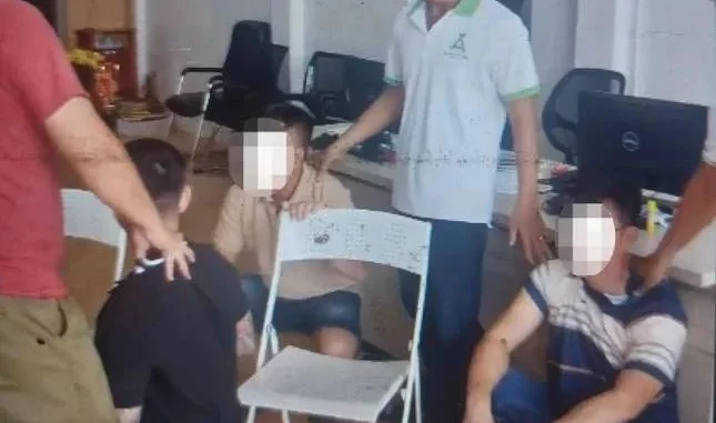 Cảnh sát vào văn phòng công chứng ở Bình Dương bắt nhóm nghi lừa đảo Cảnh sát vào văn phòng công chứng ở Bình Dương bắt nhóm nghi lừa đảo