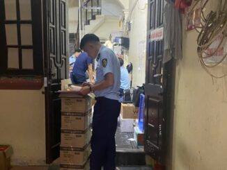 Cảnh sát đồng loạt kiểm tra nhiều cơ sở kinh doanh ở Hà Nội