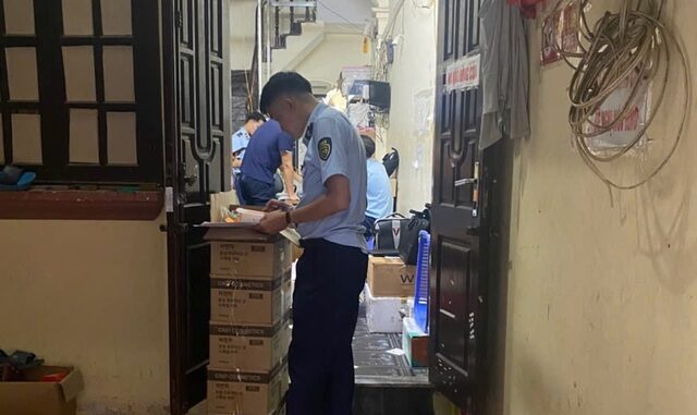 Cảnh sát đồng loạt kiểm tra nhiều cơ sở kinh doanh ở Hà Nội Cảnh sát đồng loạt kiểm tra nhiều cơ sở kinh doanh ở Hà Nội
