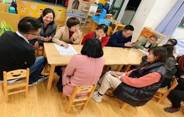 Bài học đẫm nước mắt từ những người từng trải: Đừng thân thiết quá với những bà mẹ của bạn cùng lớp với con, 4 lý do rất thực tế Bài học đẫm nước mắt từ những người từng trải: Đừng thân thiết quá với những bà mẹ của bạn cùng lớp với con, 4 lý do rất thực tế