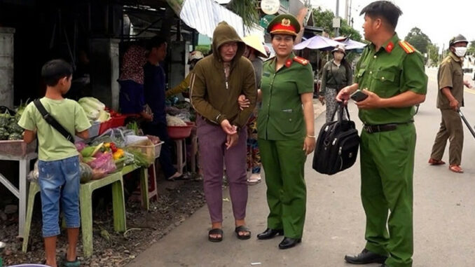 Bắt người phụ nữ cướp vé số, tiền của bé trai 9 tuổi sau bốn giờ gây án Bắt người phụ nữ cướp vé số, tiền của bé trai 9 tuổi sau bốn giờ gây án