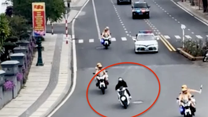 Xe máy SH “tạt đầu” đoàn xe chở lãnh đạo cấp cao: Hé lộ về người cầm lái Xe máy SH “tạt đầu” đoàn xe chở lãnh đạo cấp cao: Hé lộ về người cầm lái