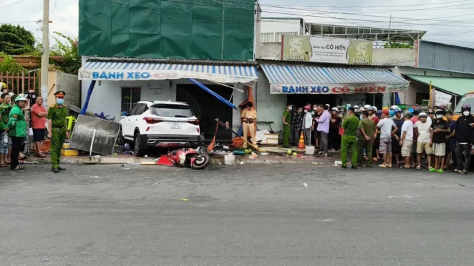 Ôtô tông vào quán bánh xèo, 1 người chết, 2 người bị thương Ôtô tông vào quán bánh xèo, 1 người chết, 2 người bị thương
