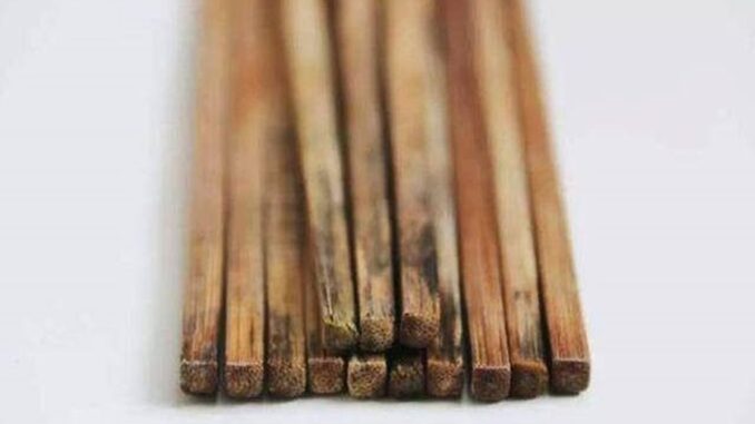 Đũa ăn cơm nhà nào bị thế này thì vứt đi… trời ơi!