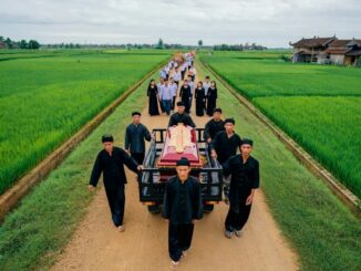 Cụ bà trong làng qu/a đ/ời ở tuổi 100, tang lễ làm gấp trong đêm vì trùng với lịch cưới cháu, nào ngờ đến lúc đưa ra đồng, xe t/ang khựng lại không thể nổ máy, cả gia đình xuống kiểm tra thì mới tá hỏa…