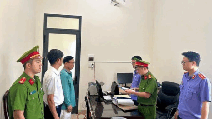 B ắt t ạm gia m 2 nguyên lãnh đạo một huyện ở Đắk Lắk