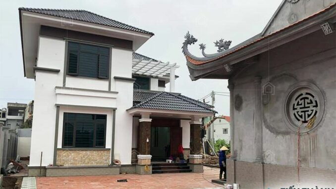 Vợ chồng tôi làm nông, cả đời chẳng xây nổi căn nhà khang trang, thấy bố mẹ chồng khổ quá nên con dâu mới quyết định xuống tiền xây tặng cho chúng tôi căn nhà 2 tầng. Ngày tân gia, nhìn căn nhà đúng như trong giấc mơ vậy, vợ chồng tôi hạnh phúc vô cùng. Lúc bày mâm cúng, thiếu mỗi đĩa muối gạo mà con dâu vẫn nhờ tôi xuống lấy, vừa mở tủ bếp thì thấy tờ giấy A4 rơi ra, cầm lên đọc tôi sả-ng hồ-n khi biết… Vợ chồng tôi làm nông, cả đời chẳng xây nổi căn nhà khang trang, thấy bố mẹ chồng khổ quá nên con dâu mới quyết định xuống tiền xây tặng cho chúng tôi căn nhà 2 tầng. Ngày tân gia, nhìn căn nhà đúng như trong giấc mơ vậy, vợ chồng tôi hạnh phúc vô cùng. Lúc bày mâm cúng, thiếu mỗi đĩa muối gạo mà con dâu vẫn nhờ tôi xuống lấy, vừa mở tủ bếp thì thấy tờ giấy A4 rơi ra, cầm lên đọc tôi sả-ng hồ-n khi biết…