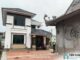 Vợ chồng tôi làm nông, cả đời chẳng xây nổi căn nhà khang trang, thấy bố mẹ chồng khổ quá nên con dâu mới quyết định xuống tiền xây tặng cho chúng tôi căn nhà 2 tầng. Ngày tân gia, nhìn căn nhà đúng như trong giấc mơ vậy, vợ chồng tôi hạnh phúc vô cùng. Lúc bày mâm cúng, thiếu mỗi đĩa muối gạo mà con dâu vẫn nhờ tôi xuống lấy, vừa mở tủ bếp thì thấy tờ giấy A4 rơi ra, cầm lên đọc tôi sả-ng hồ-n khi biết…