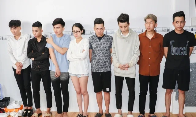 Căn phòng no’ng nhất đêm qua..bắt quả tang n.ữ.s.i.n.h cùng 7 thanh nien mở tiệc “b.a.y.l.ắ.c” Căn phòng no’ng nhất đêm qua..bắt quả tang n.ữ.s.i.n.h cùng 7 thanh nien mở tiệc “b.a.y.l.ắ.c”
