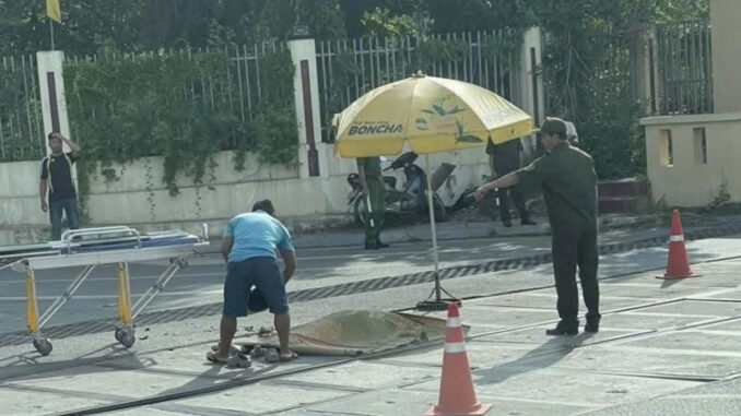 Nữ nhân viên đường sắt bị xe tải đâm tử nạn khi đang làm việc Nữ nhân viên đường sắt bị xe tải đâm tử nạn khi đang làm việc