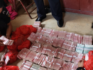 Tịch thu 29,6 tỷ đồng tiền mặt chôn rải rác khắp vườn và 6 kg vàng trong chuồng gà của một căn nhà cấp 4