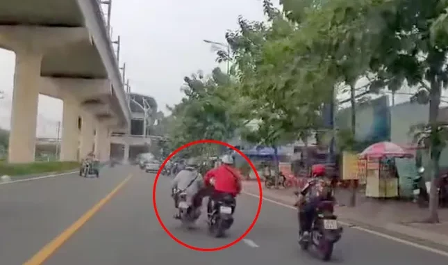 Nam thanh niên dùng chân đạp ngã người đi xe máy giữa đường gây phẫn nộ Nam thanh niên dùng chân đạp ngã người đi xe máy giữa đường gây phẫn nộ