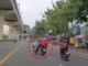 Nam thanh niên dùng chân đạp ngã người đi xe máy giữa đường gây phẫn nộ
