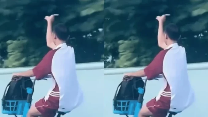 Hành động lạ của na.m sin.h đi xe đạp khiến cả con đường náo loạn Hành động lạ của na.m sin.h đi xe đạp khiến cả con đường náo loạn