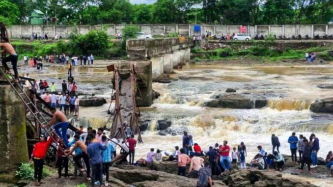 Ấn Độ 2 ngày toàn c;hết c;hóc: Lại s;ập cầu trong đêm rồi, gần 200 người bị nước c;uốn trôi…