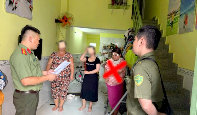 Bắt Lê Hoàng Ngọc Mai khi đang nằm võng “chốt đơn” bán hải sản Bắt Lê Hoàng Ngọc Mai khi đang nằm võng “chốt đơn” bán hải sản