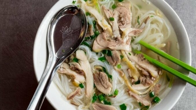 Ăn phở cho thêm giấm hóa ra còn có nhiều tác dụng bất ngờ Ăn phở cho thêm giấm hóa ra còn có nhiều tác dụng bất ngờ