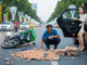 Người giao trứng nghèo bị ngã giữa đường nhưng không ai giúp đỡ, bất ngờ một cô gái đi xe sang vội vàng bước xuống rồi quỳ sụp xuống trước mặt ông…