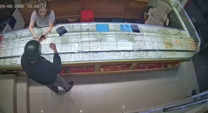 Kẻ cướp tiệm vàng ở Lâm Đồng sa lưới khi xuống… máy bay Kẻ cướp tiệm vàng ở Lâm Đồng sa lưới khi xuống… máy bay