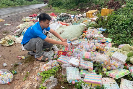 Bánh kẹo, đồ chơi trẻ em bị vứt thành đống bên đường ở Gia Lai Bánh kẹo, đồ chơi trẻ em bị vứt thành đống bên đường ở Gia Lai