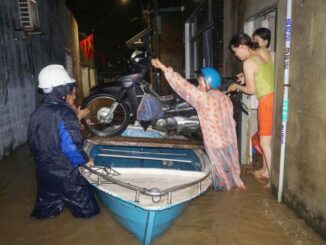 Thương Đà Nẵng quá: Nước dâng lên bất ngờ, ngập cả mái, người dân phải sơ tán ngay trong đêm