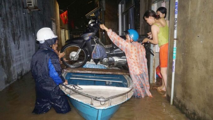 Thương Đà Nẵng quá: Nước dâng lên bất ngờ, ngập cả mái, người dân phải sơ tán ngay trong đêm Thương Đà Nẵng quá: Nước dâng lên bất ngờ, ngập cả mái, người dân phải sơ tán ngay trong đêm