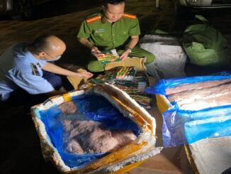 Xúc xích phơi nắng 7 ngày không ô;i t;hiu: C;ắt ra nhìn thấy thứ bên trong mới c;hoáng