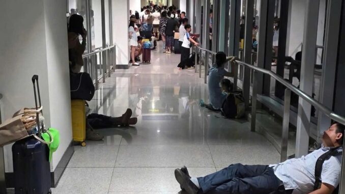 Hi hữu: Hành khách ‘mắc kẹt’ gần 40 phút tại hành lang sân bay Tân Sơn Nhất sau chuyến bay đêm Hi hữu: Hành khách ‘mắc kẹt’ gần 40 phút tại hành lang sân bay Tân Sơn Nhất sau chuyến bay đêm