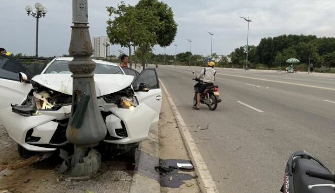 Ô tô mất lái, tự tông vào trụ đèn Ô tô mất lái, tự tông vào trụ đèn