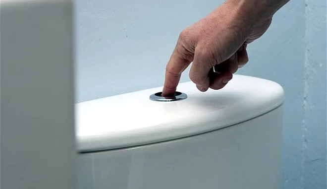 Có đến 2 nút bấm trên bồn cầu, bạn có biết công dụng từng nút không?